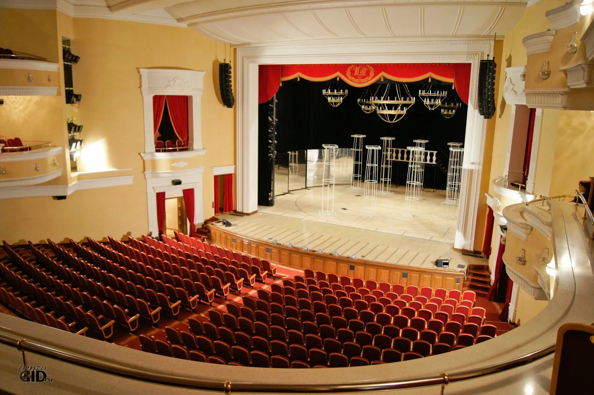Драмтеатр тюмень большой зал. Драматический театр тюмень зал. Драмтеатр зал екатеринбург. Пензенский драмтеатр зал. Театр драмы схема зала екатеринбург.