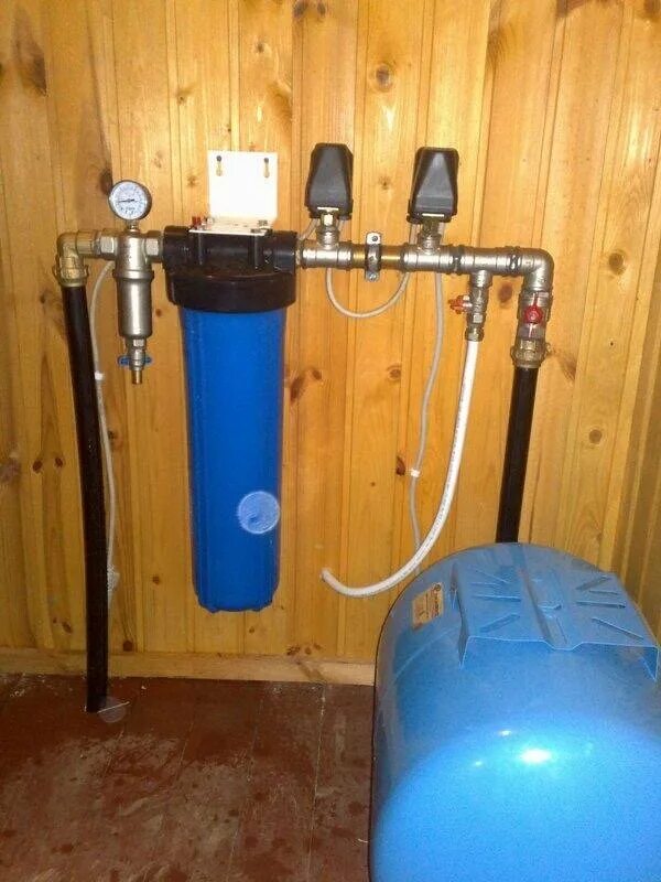 Водоснабжение частного от скважины. Водопровод в доме. Водоснабжение на даче. Водопровод в частном доме. Система водоснабжения из скважины.