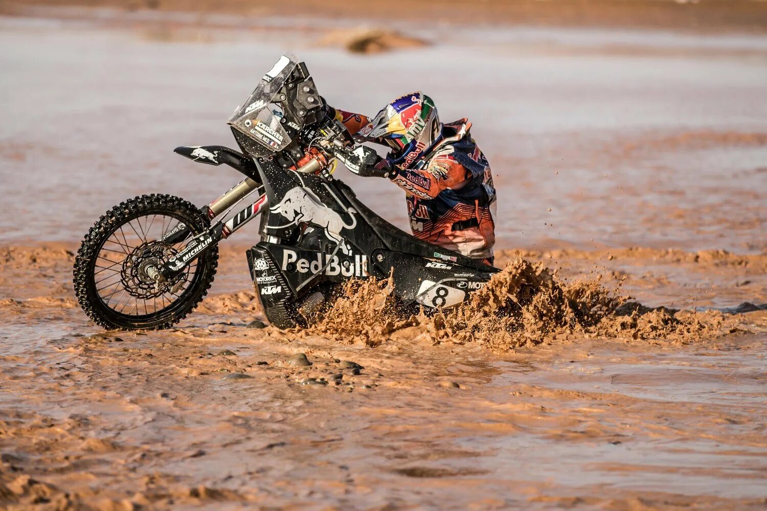 Можно ли на эндуро ездить по дорогам. Dakar Rally 2019. Дакар мотоциклы. Мотоцикл в грязи.