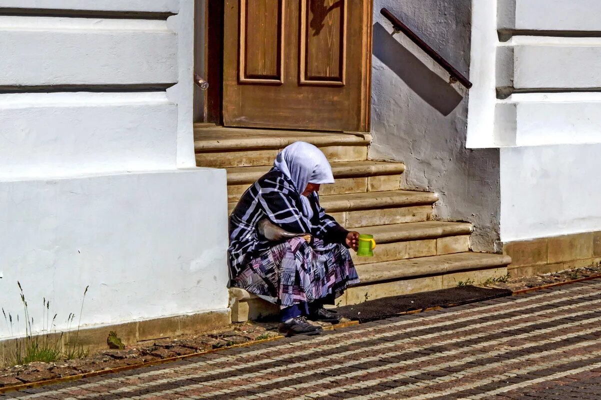 Жизнь стоит на паперти и просит. Нищие у храма. Нищие у церкви. Попрошайки у храма. Нищие на паперти.