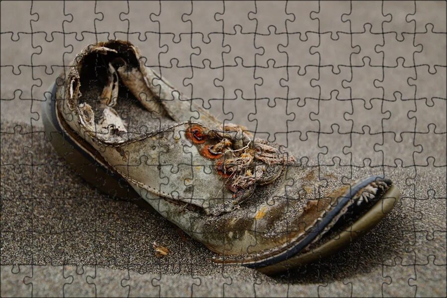 Рваные ботинки. Старинная обувь. Кашпо "ботинок" шамот 3775910. Башмак туфли. Рваные сапоги.