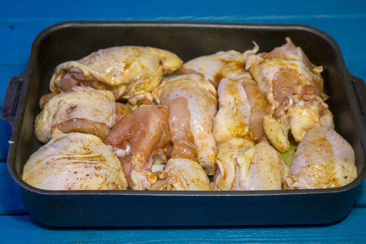 Сколько времени готовить цыпленка в духовке. Курица тушеная в духовке. томленая курица в духовке. духовка курица тушение. курица тушенка.