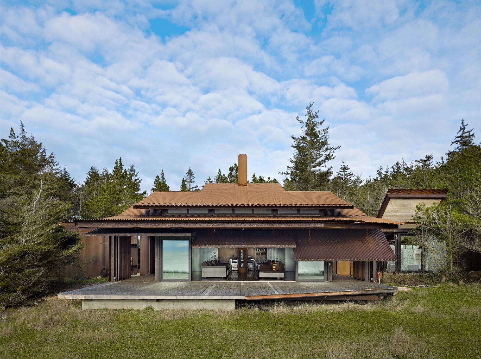 Дом с поднимающейся крышей. Архитектор olson kundig. olson kundig architects. дом на острове сан-хуан. одноэтажный дом с необычной крышей.