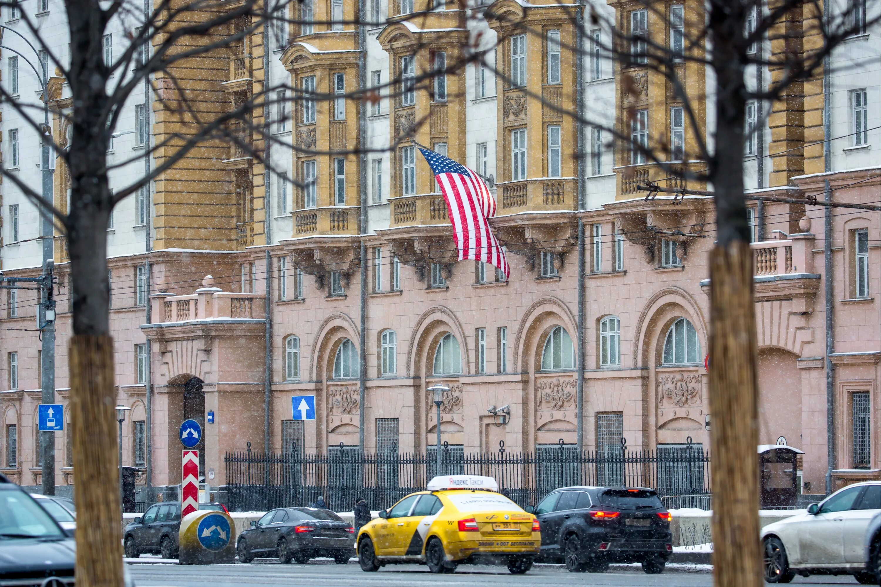 Посольство сша экстремисты. Американское посольство в Москве. Посольство России в США. Посольство USA В Москве. Посольства РФ США В Москве.