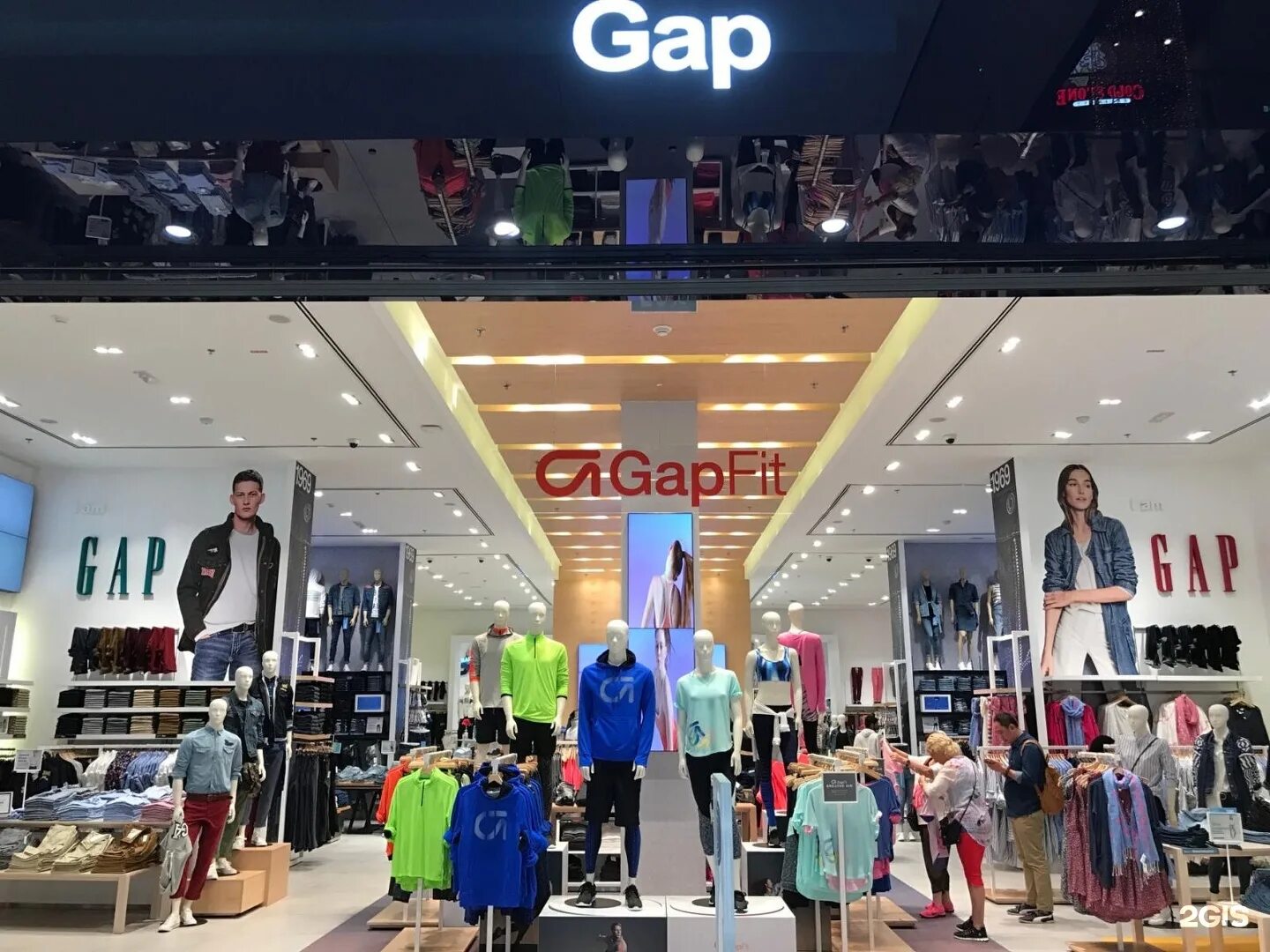 Gap Дубай. Gap Dubai Mall. Gap Казань магазин одежды. Гэп магазин СПБ.