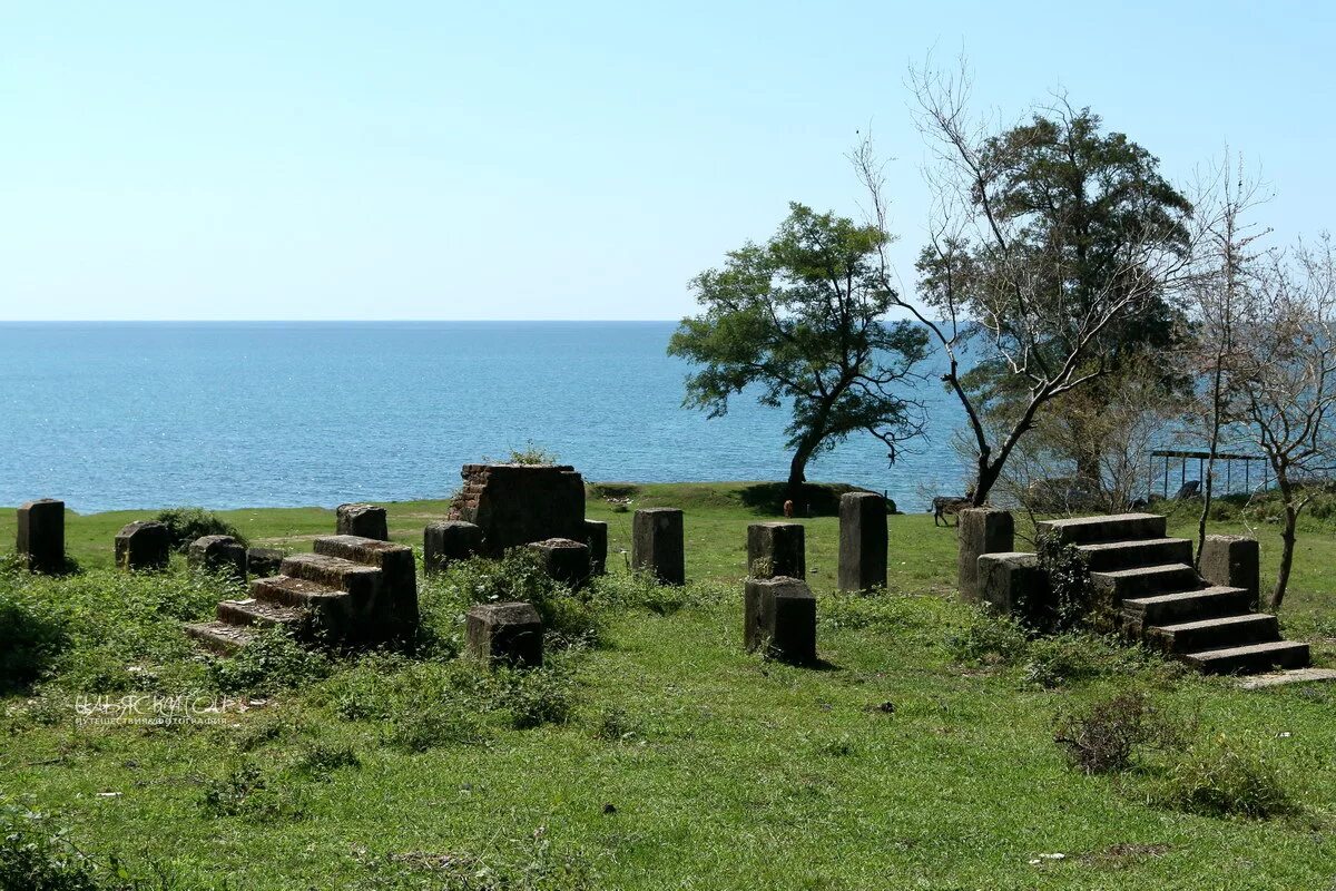 Храм амбара абхазия. Мыс Мюссера Абхазия. Амбара Мюссера. Храм амбара Мюссера Абхазия. Амбара Мюссера Абхазия кемпинг.