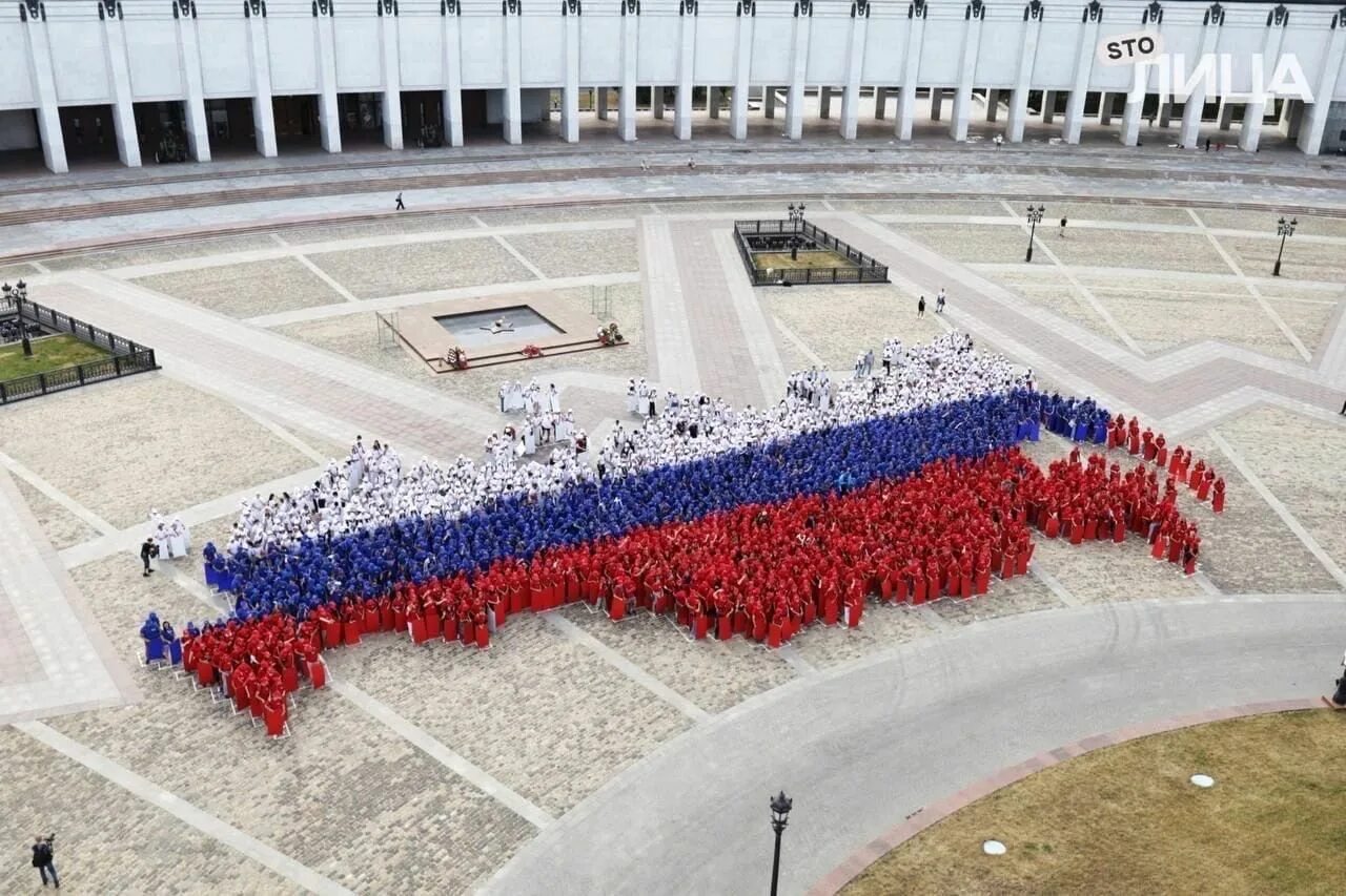 Флаг россии в москве. Поклонная гора в Москве 2022. Флаг на Поклонной горе. Живой флаг России. Флешмоб российский флаг.