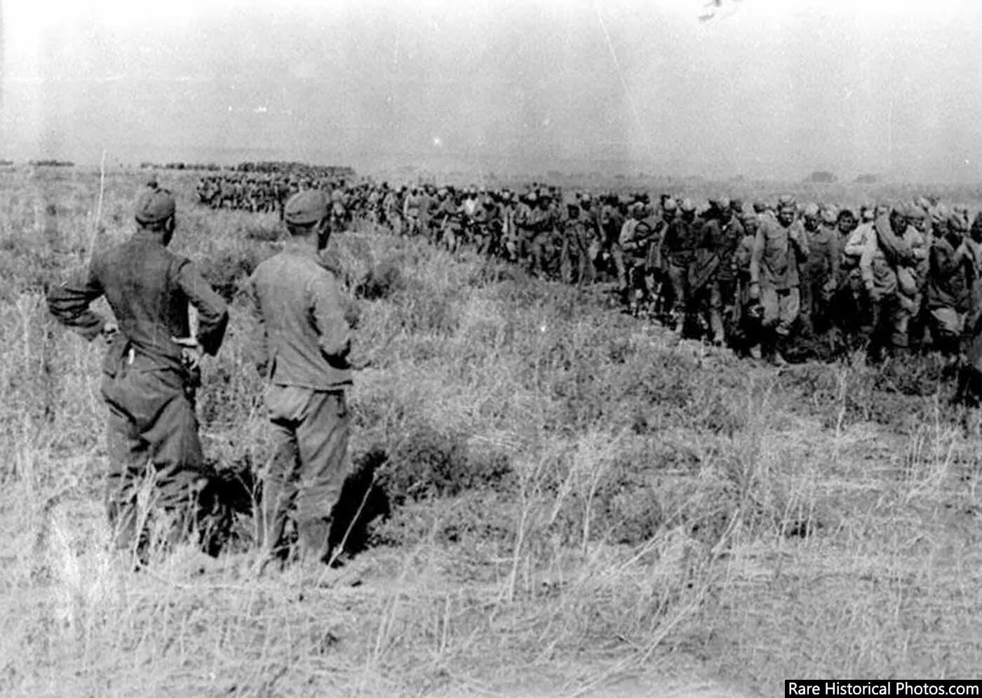 Старое окружение. Колонны пленных советских солдат 1941. Пленные немецкие солдаты 1942. Пленные советские солдаты под Харьковом 1942. Немецкие военнопленные 1942 Сталинград.