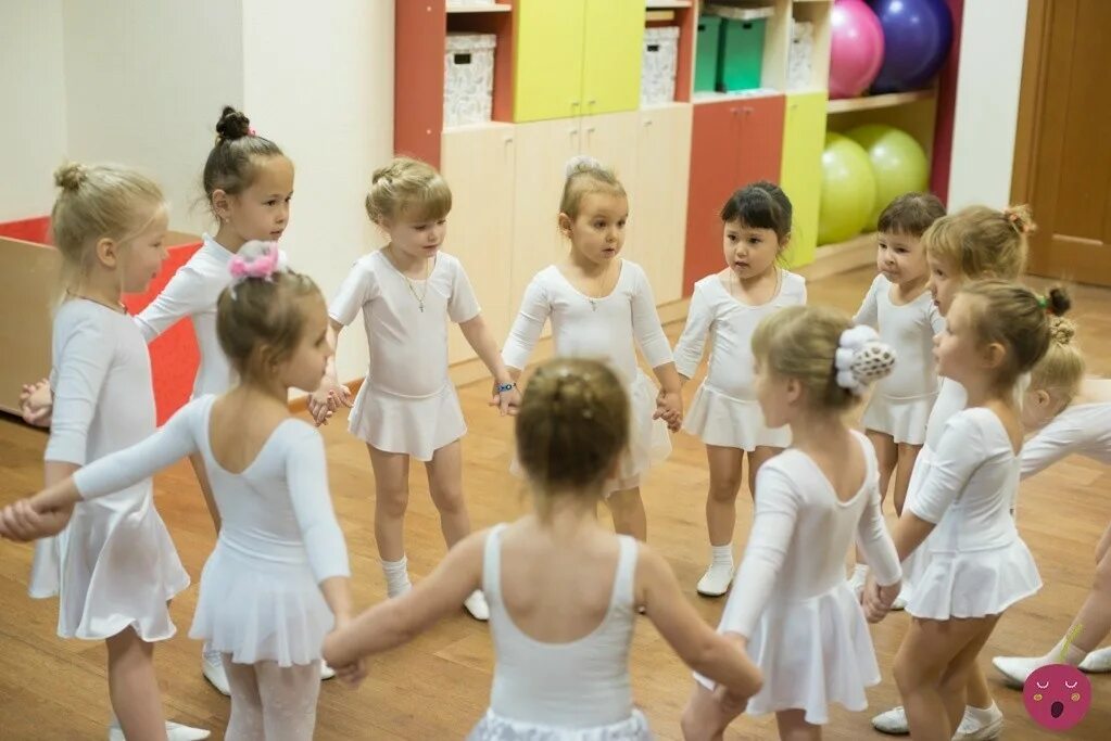 Гимнастика в детском саду. Ритмика в детском саду. Танцы для детей в детском саду. Танцы в детсаду. Танцевальные костюмы для детей в детском саду.