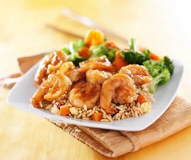 Креветки с рисом и овощами на сковороде