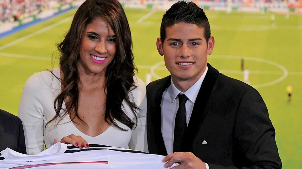Курт вернер американский футбол жена. Footballers wife. Швайнштайгер с женой. Девушки футболистов. Жена люка шоу.