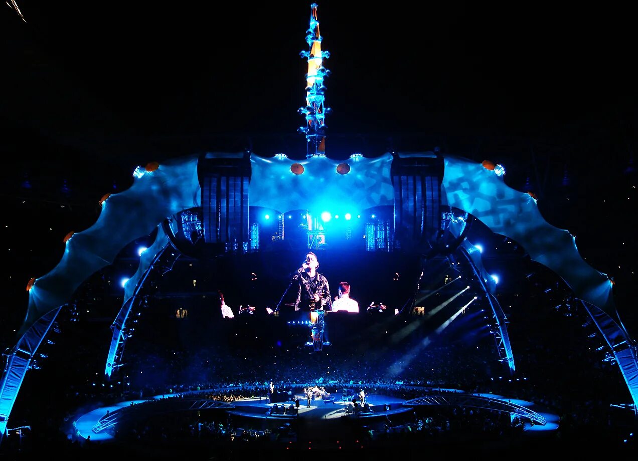 U2 360 tour moscow. 360 tour. Крутая сцена. U tour. U2 ultraviolet 360.