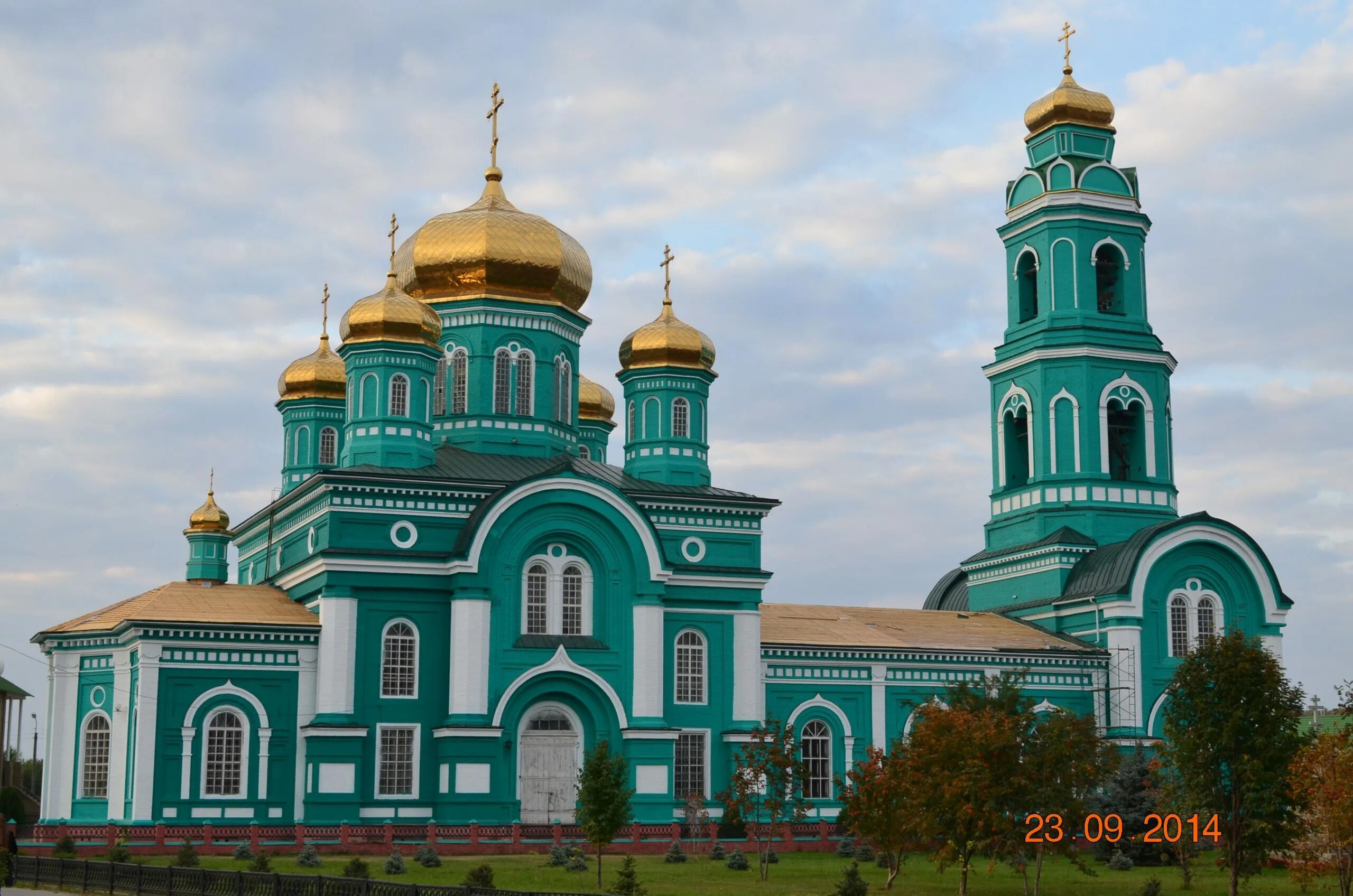 Ровеньки область. Свято-Троицкий собор Ровеньки. Троицкий собор Ровеньки Белгородская. Свято-Троицкий собор поселка Ровеньки Белгородской области. Храм Ровеньки Белгородская область.