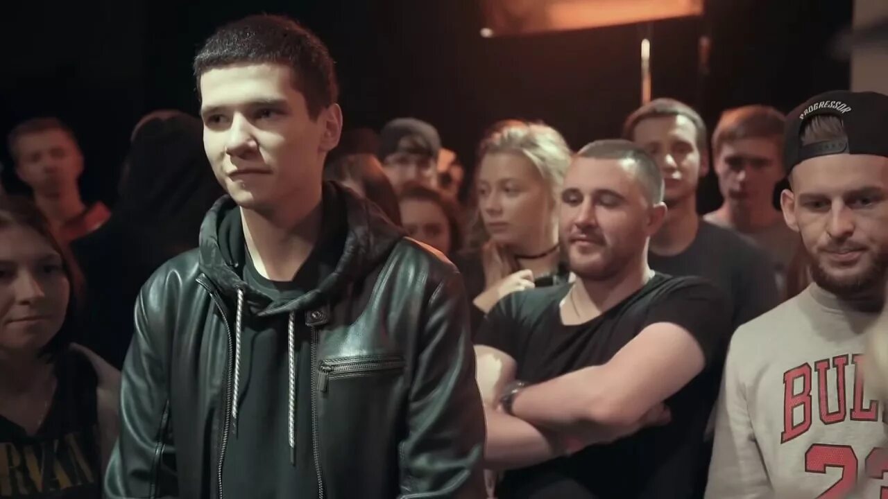 Oxxxymiron ст батл. Рэпер рэп батл. Видео версус. Версус 2015. Версус гуф и птаха.