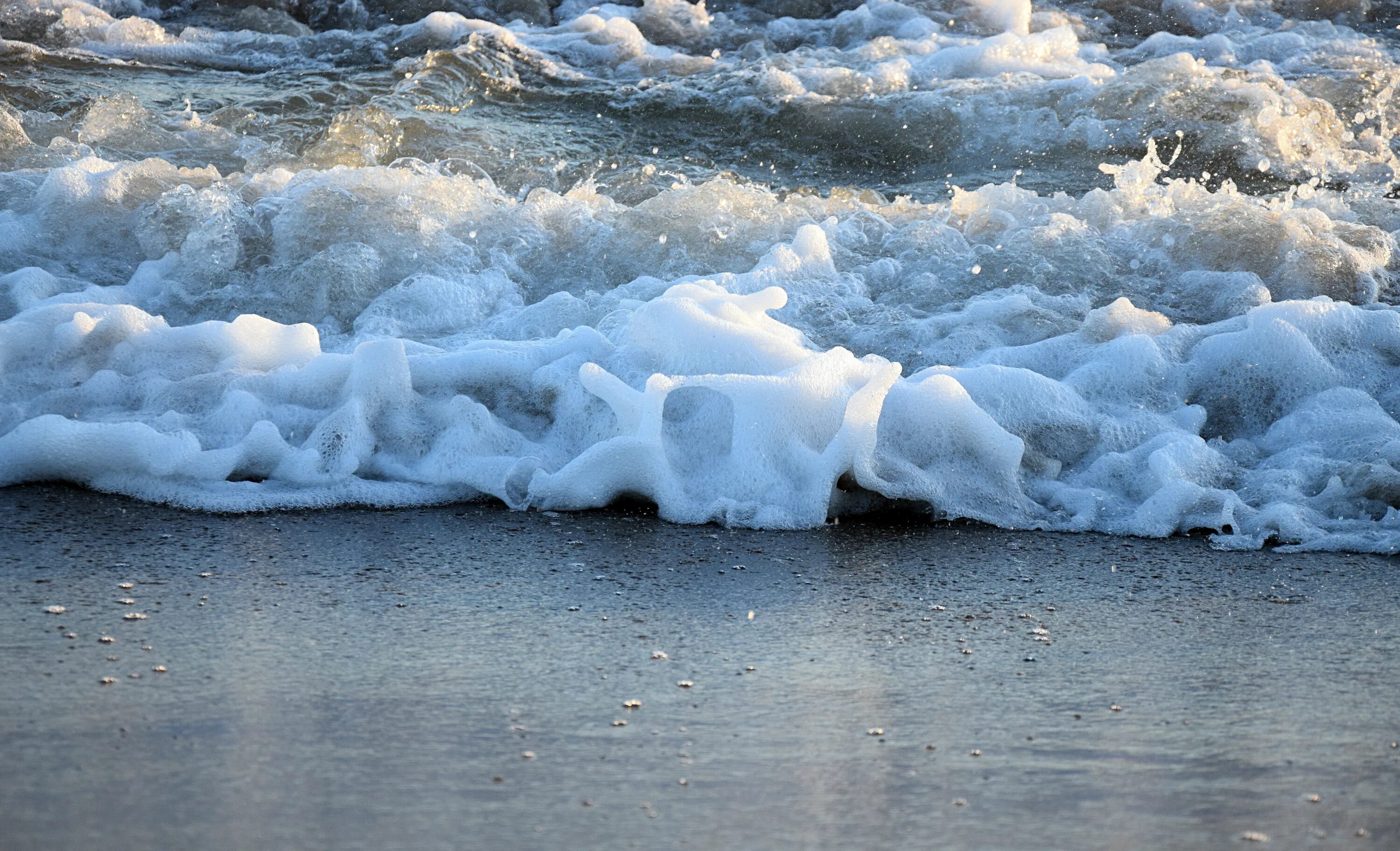 Волны на воде. Застывшая морская пена. Волны на воде пенистые. Море с белой пеной. Пена без воды