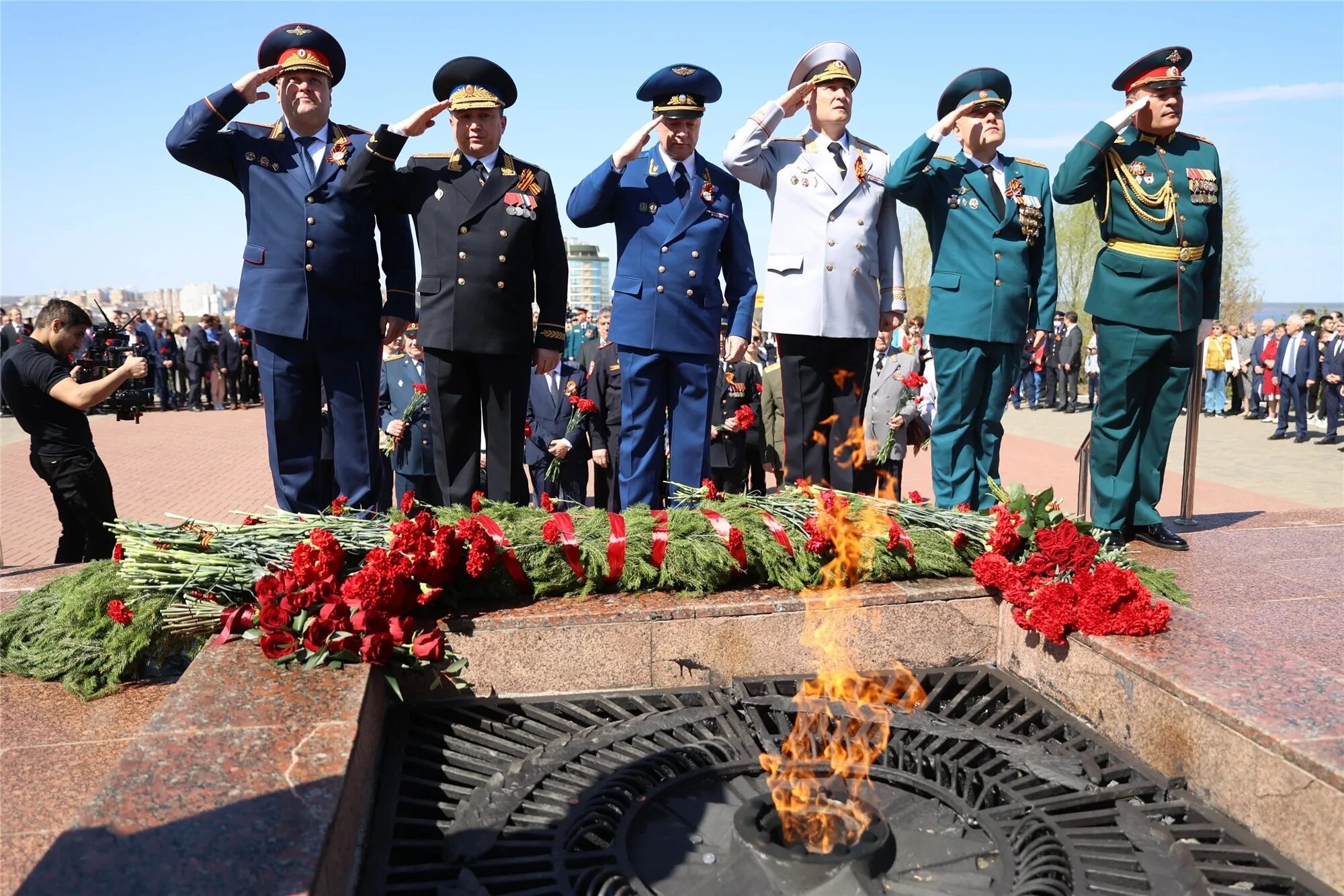 Новости дня победы. Монумент воинской славы Чебоксары. Памятник вечный огонь Чебоксары. Памятник монумент воинской славы Чебоксары. Город Чебоксары вечный огонь.