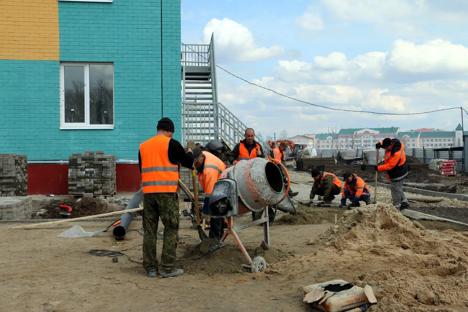 Вести брянск сегодня. Рабочие на стройке. ФОК Выгоничи. Кто работает на стройке. Строительные фото.