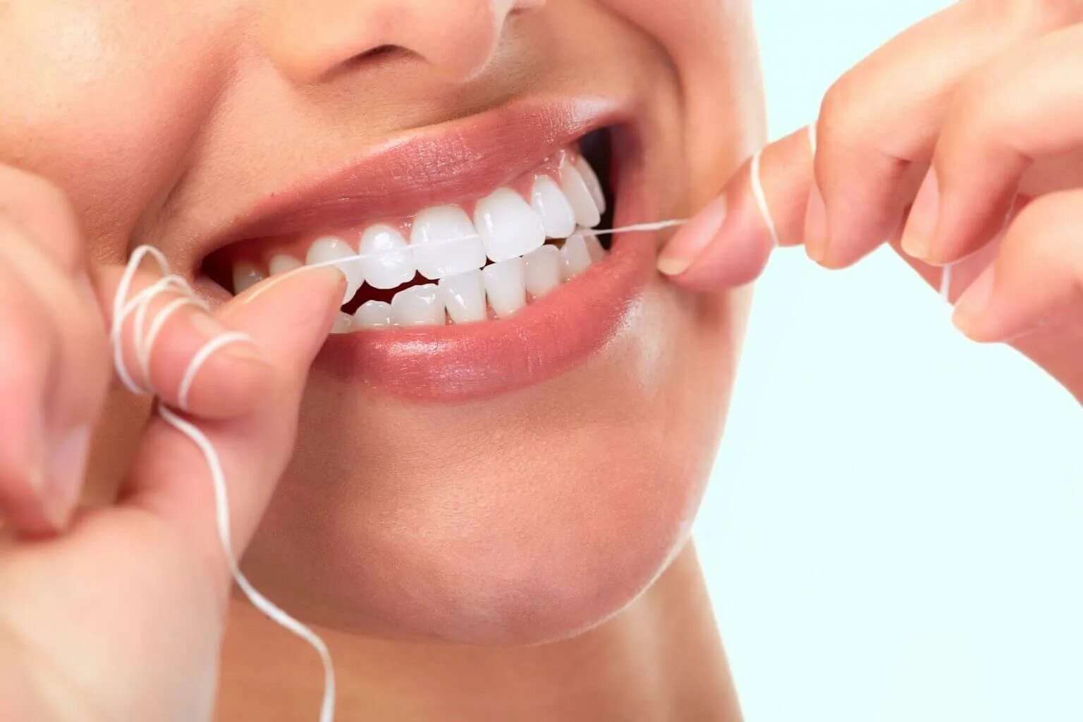 Чистка зубов вредно. Зубная нить. Зубная нить для зубов. Зубная нить во рту. Флосс для зубов.