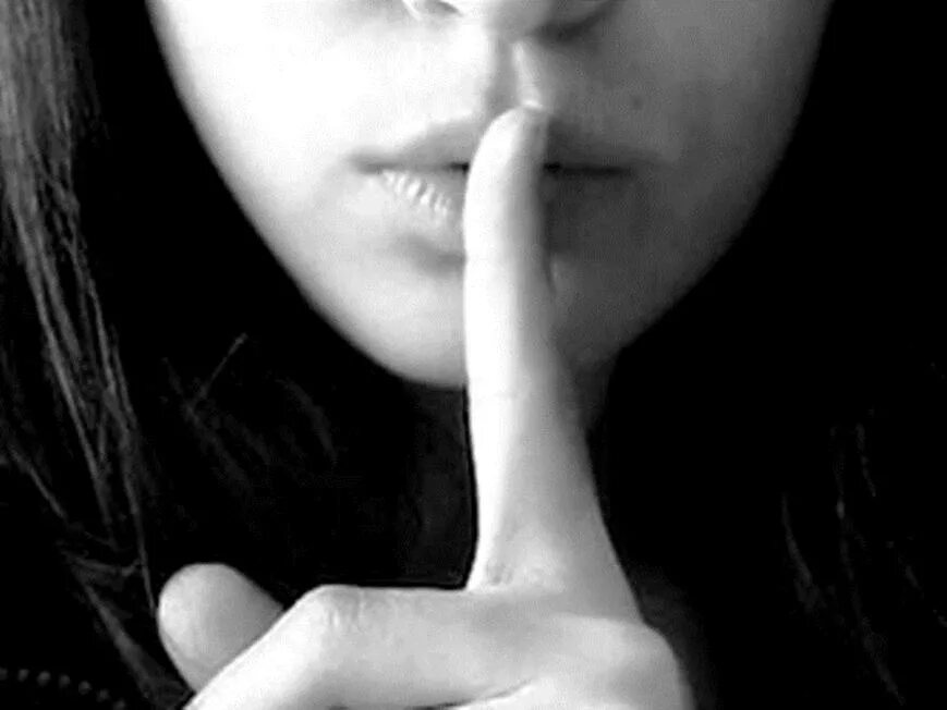 Постой тихо. Тссс тихо. Девушка с пальцем у губ. Палец во рту у девушки. Картинка тихо.