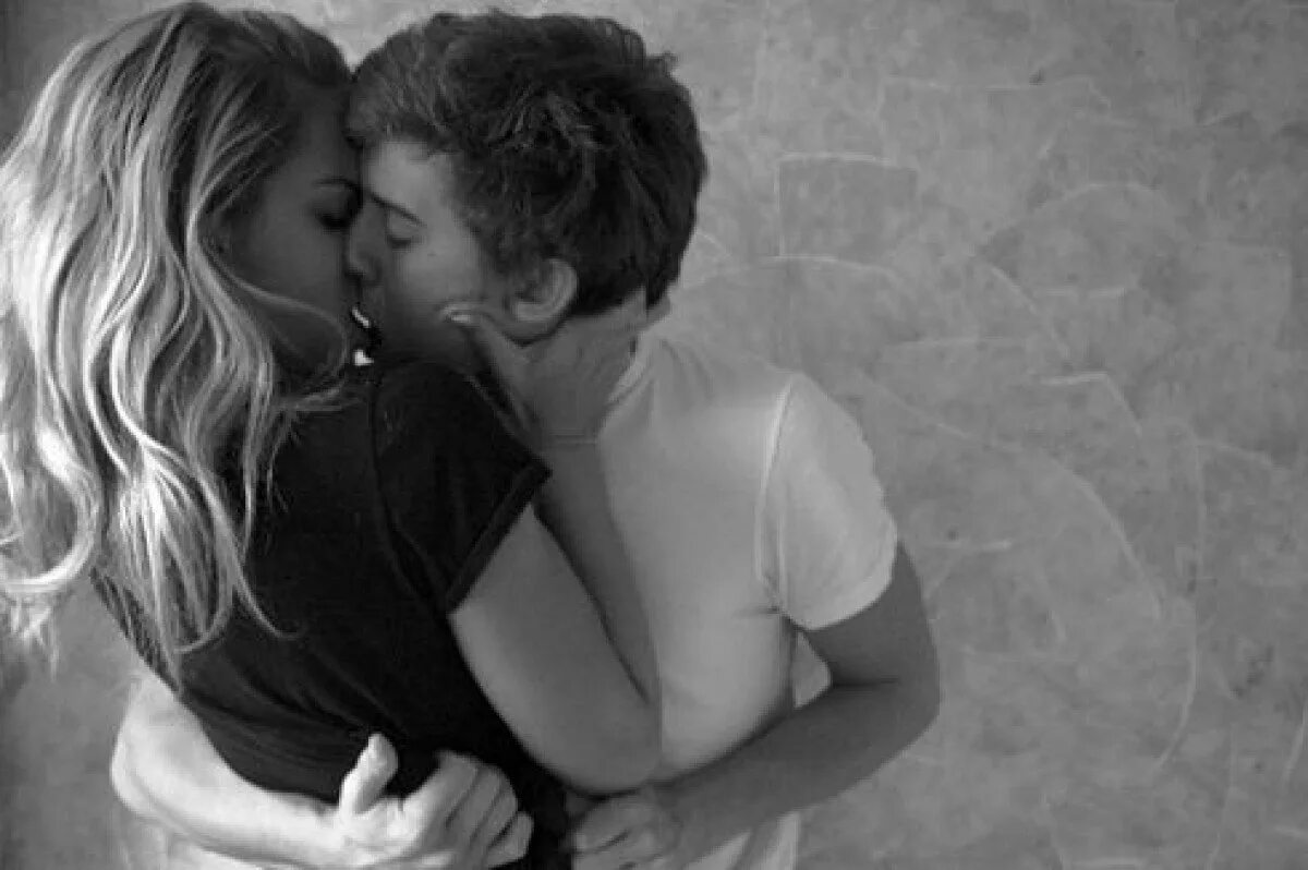 Девочка и мужчина 18. Красивый поцелуй. Объятия с блондинкой. Поцелуй пары. Нежный поцелуй.