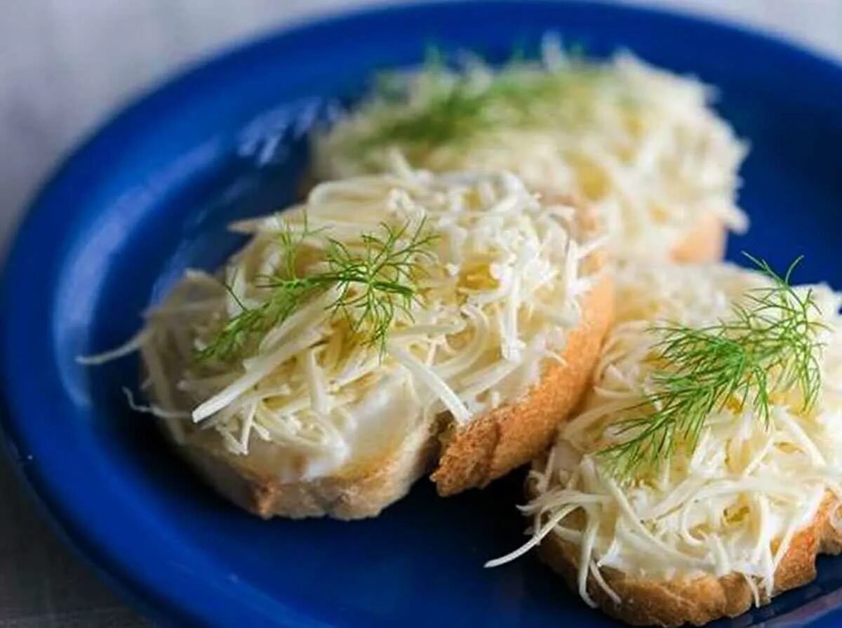 Рецепты бутербродов сыром чесноком. Бутерброды с плавленным сыром и чесноком. бутерброды с тертым сыром. бутерброды с сыром и чесноком. бутерброд с майонезом и сыром.