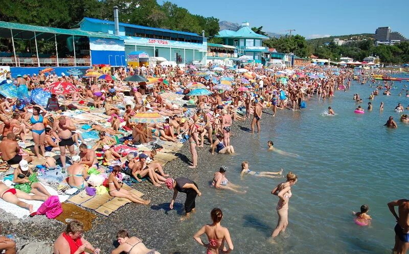 Русский юг. Пляж Крым много людей. Народ на пляже. Крым пляж люди. Переполненные пляжи Крыма.