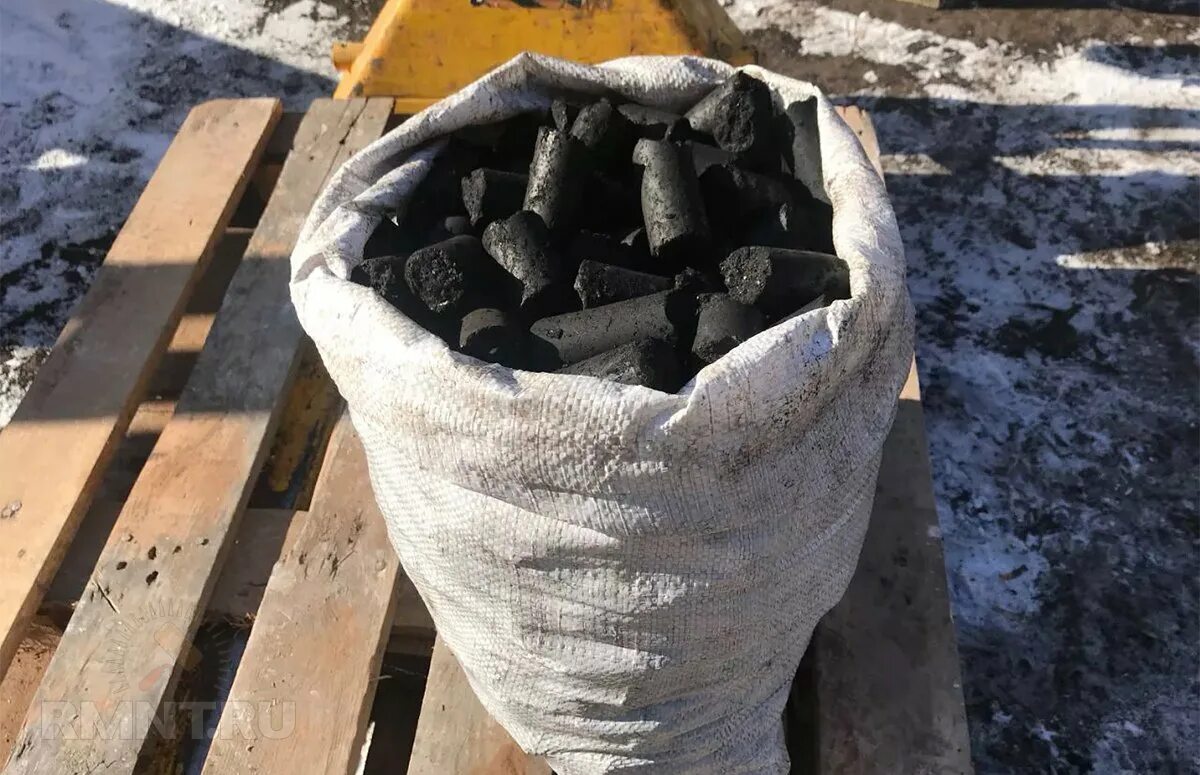 Валковый пресс для брикетирования угля. Самодельные угольные брикеты. Опилко угольные брикеты. Уголь пини кей. Пресс для брикетирования древесного угля.