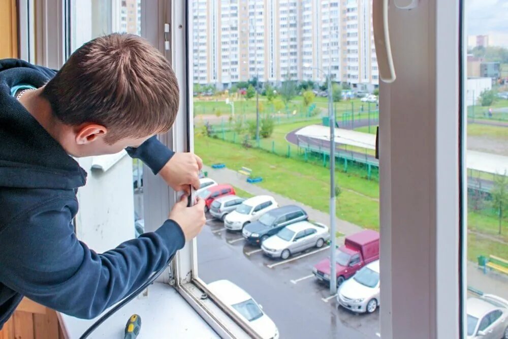 Монтаж окон пвх. Замена окон. Монтажник окон. Монтаж пластиковых окон. Работа сервис окон.