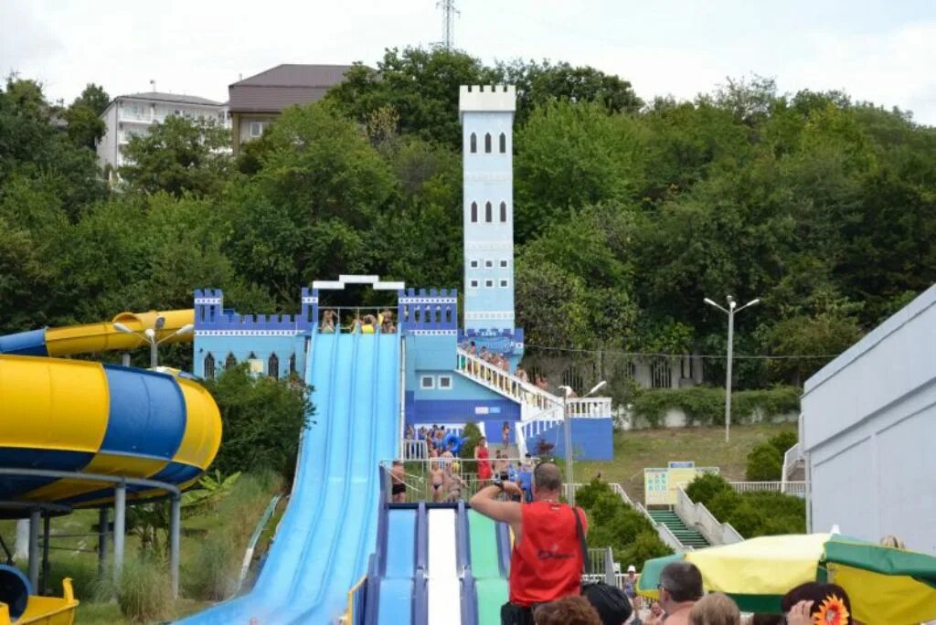 Замок у моря сочи головинка. Замок у моря головинка скейт парк. Аквапарк в головинке. Краснодарский край сочи микрорайон головинка аквапарк. Головинка сочи замок.