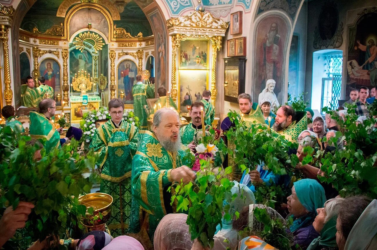 Праздник троицы в 2025 году какого числа. Храм в день святой троицы. служба в храме на троицу. праздник святой троицы служба. троицын день храм.