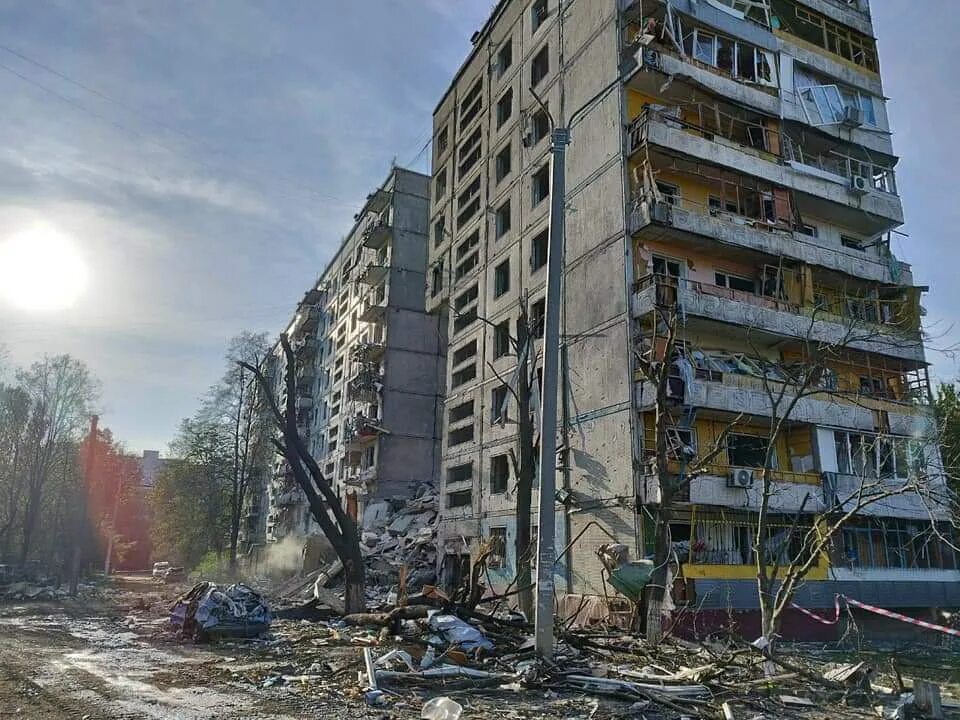 10 11 12 октября. Возле здания. Украина 2022 Киев после бомбежки. Киев ракетный удар. Дом в Украине разбомбили.