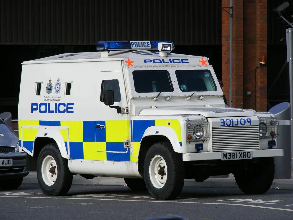 Включи полицейские машины скорые. Police Land Rover броневик. Land Rover 110 Police. Ленд Ровер полиция Великобритании. Рендж Ровер Дефендер полиция.