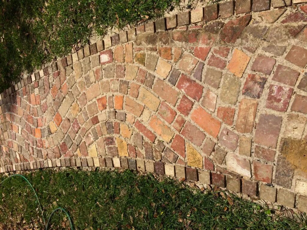 Дорожки из старого кирпича. Площадка из старого кирпича. Дорожки из старого кирпича. Брусчатка из старого кирпича. Декор из кирпича в саду.