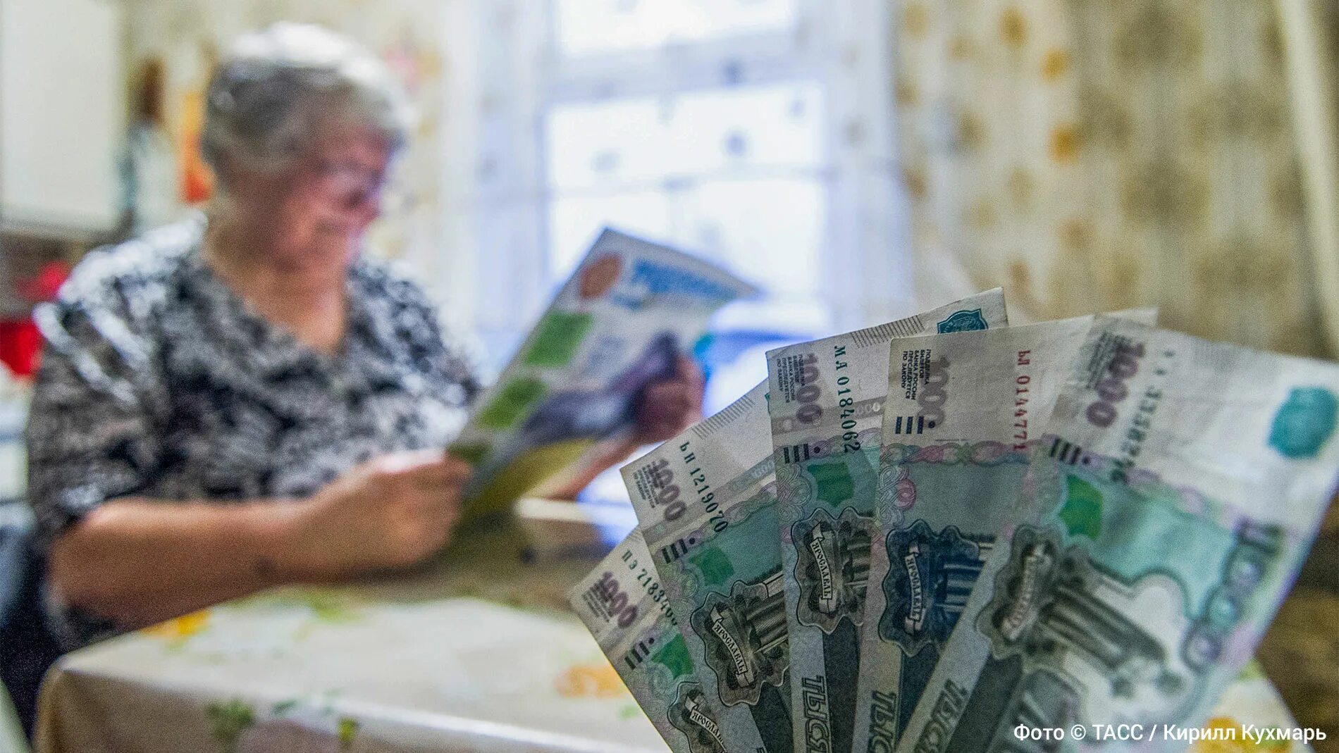 Единовременная помощь пенсионерам. Размер военной пенсии. Единовременная выплата пенсионерам. Будет выплата пенсионерам единовременное пособие. Пенсионерка с деньгами.