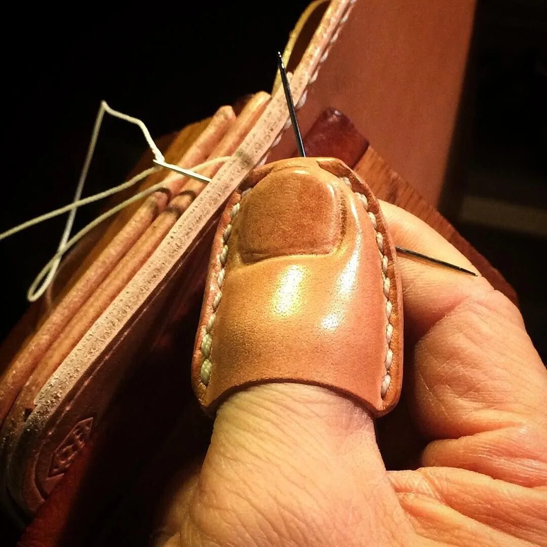 Дубление кожи. Кожевенное дело кожа. Выделка кожи. Кожевенное ремесло. Кожевник эстетика.