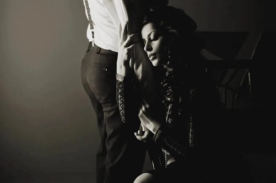 Парень раб на коленях. Хозяин и две рабыни. О подчинении женщины. Покорная женщина. Хозяин и две рабыни.