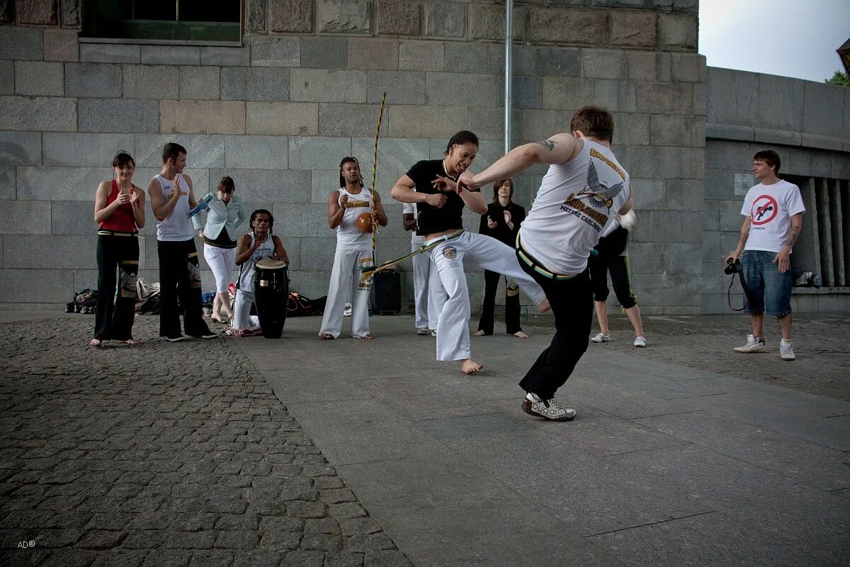 Джованна моя царица ритмов капоэйра. Капоэйра с оружием. Песня царица капоэйра. Ян капоэйра профессор. Песня царица капоэйра.