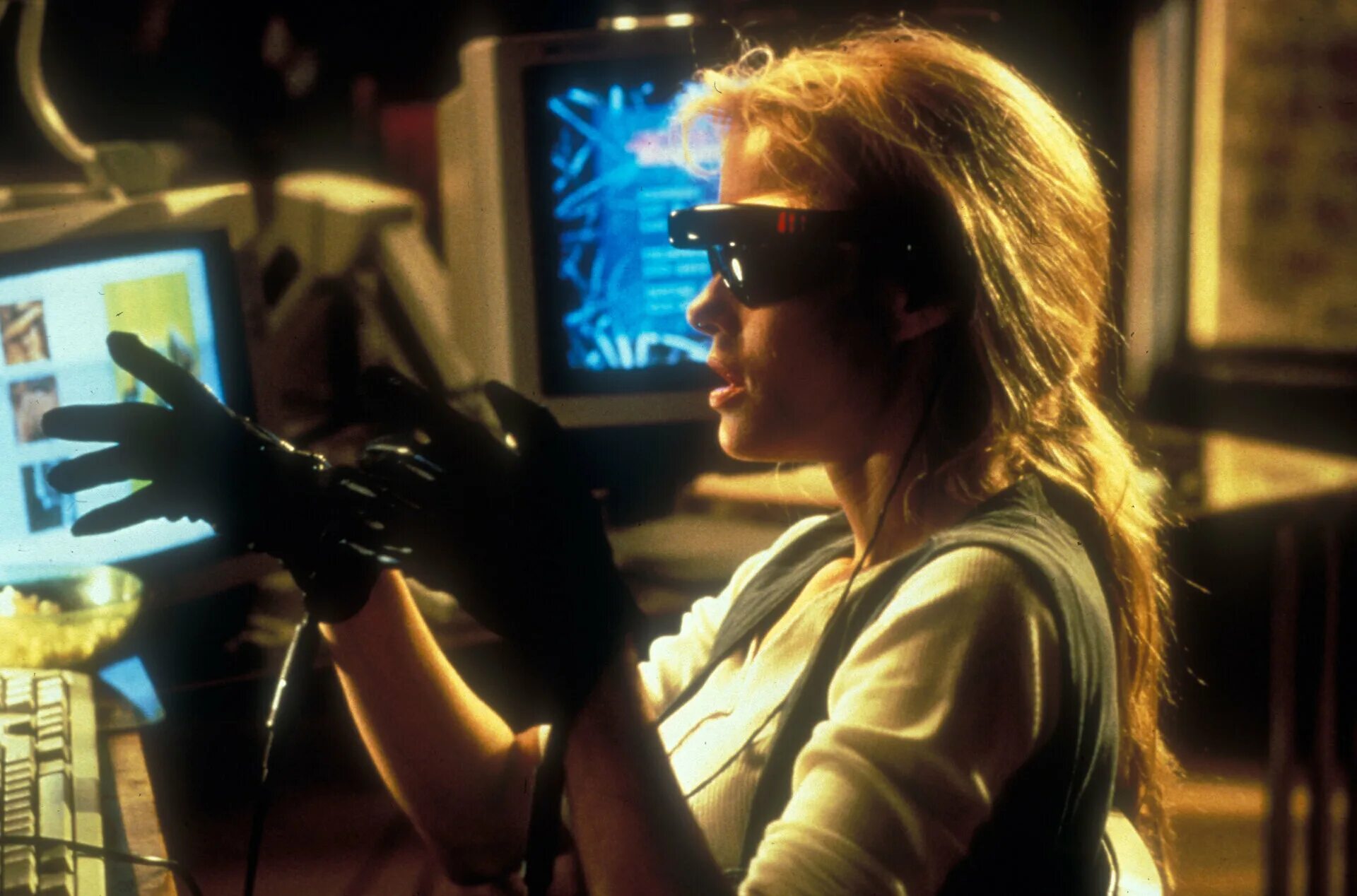 вр очки oculus quest. тай шеридан первому игроку приготовиться. мир виртуальной реальности. шлем плейстейшен vr. виртуальная реальность в кинофильмах.