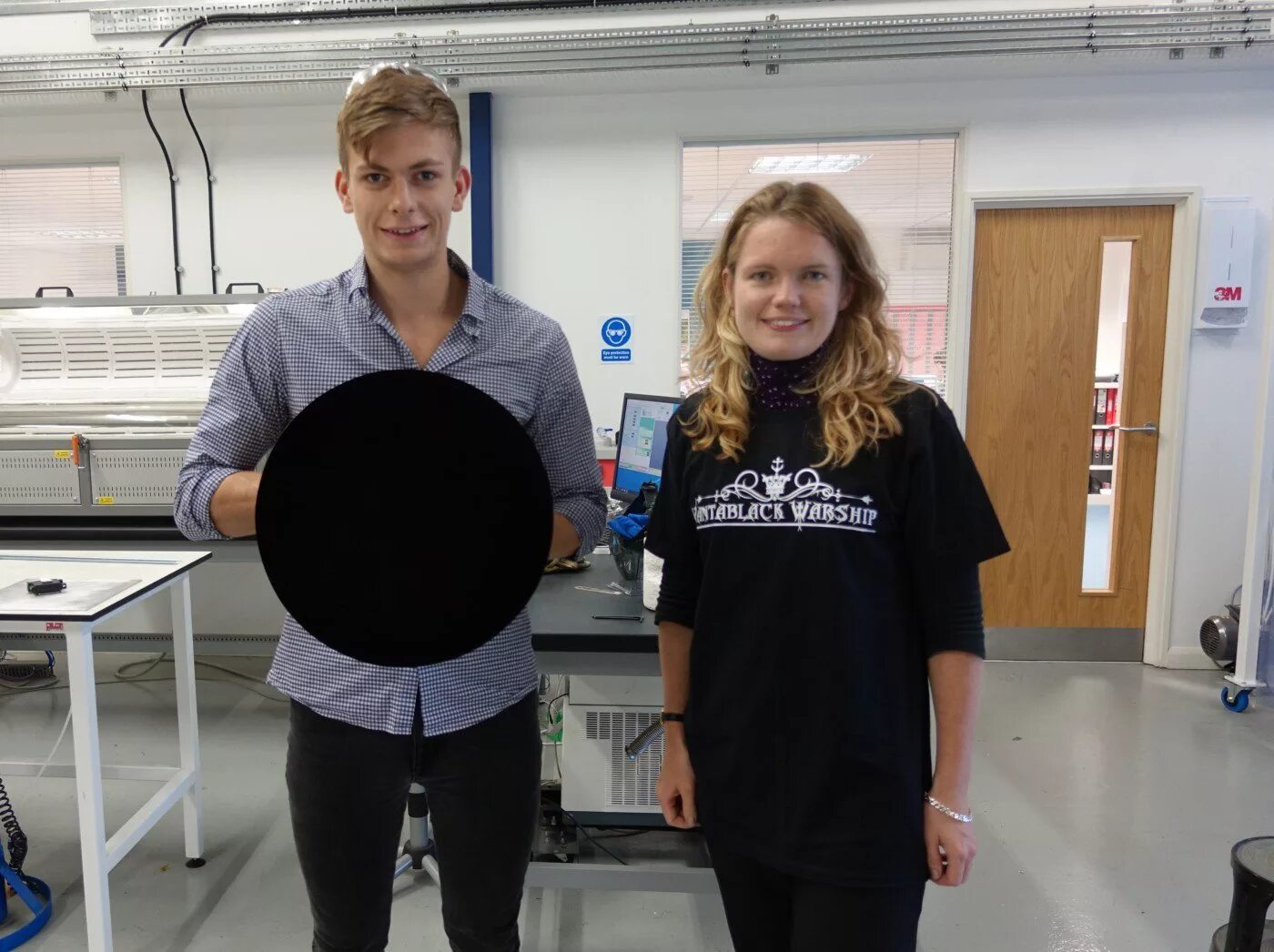 Самый черный материал. Vantablack материал. Самый черный материал в мире. Vantablack 2.