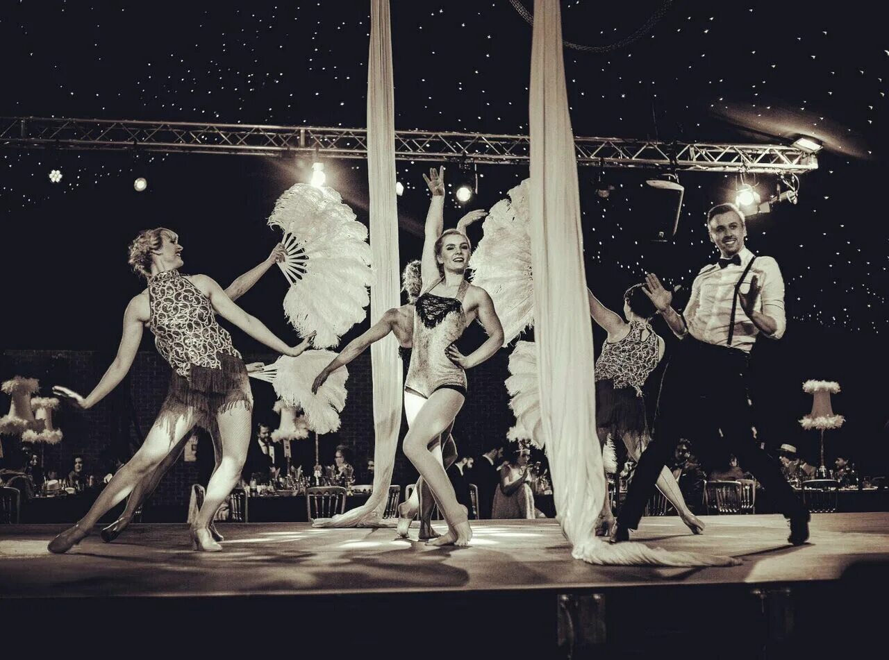 Roaring 20s. Roaring 20s hairstyles. Jazz age 1920. Roaring 20s. Roaring 20s.