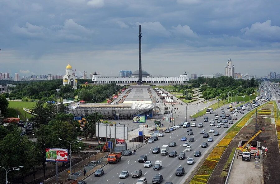 Москва метро на поклонной горе. Кутузовский проспект Поклонная гора. Поклонная гора в Москве. Парк Победы Москва. Поклонная гора в Москве метро парк Победы.