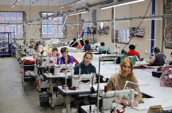 Фабрика по пошиву одежды. Швея на швейной фабрике. Швея мотористка. Швейное предприятие. Швея.