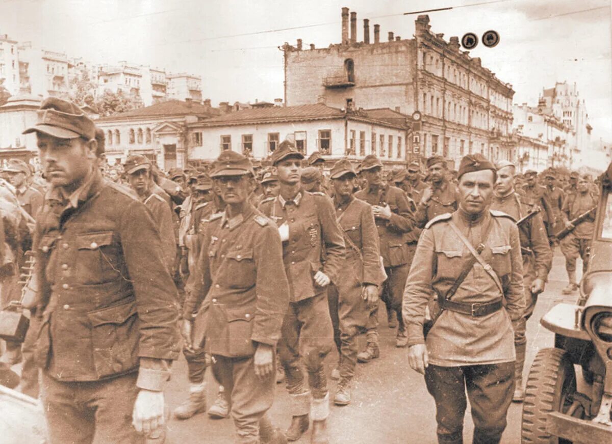 Пленные по москве 1944. Марш пленных немцев по москве в 1944. Пленные немцы в москве 1944. Марш пленных немцев по москве в 1944. Пленные по москве 1944.