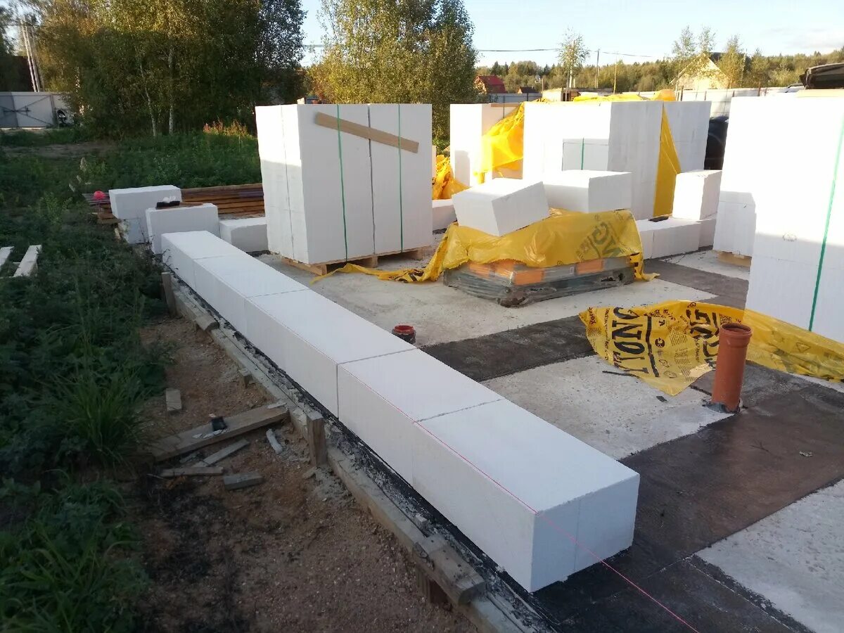 Укладка газобетонных блоков на фундамент. Первый ряд газобетона. Кладка из газобетона. Первый ряд газобетона. Газобетон 1 блок.