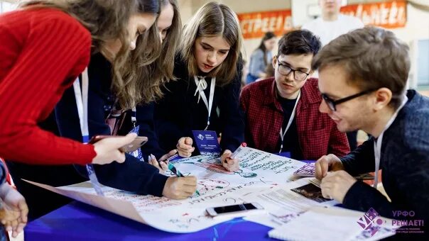 Кейс молодежь. Студенты решают кейс. человек решает кейс. дети решают кейс. решение кейсов фото.