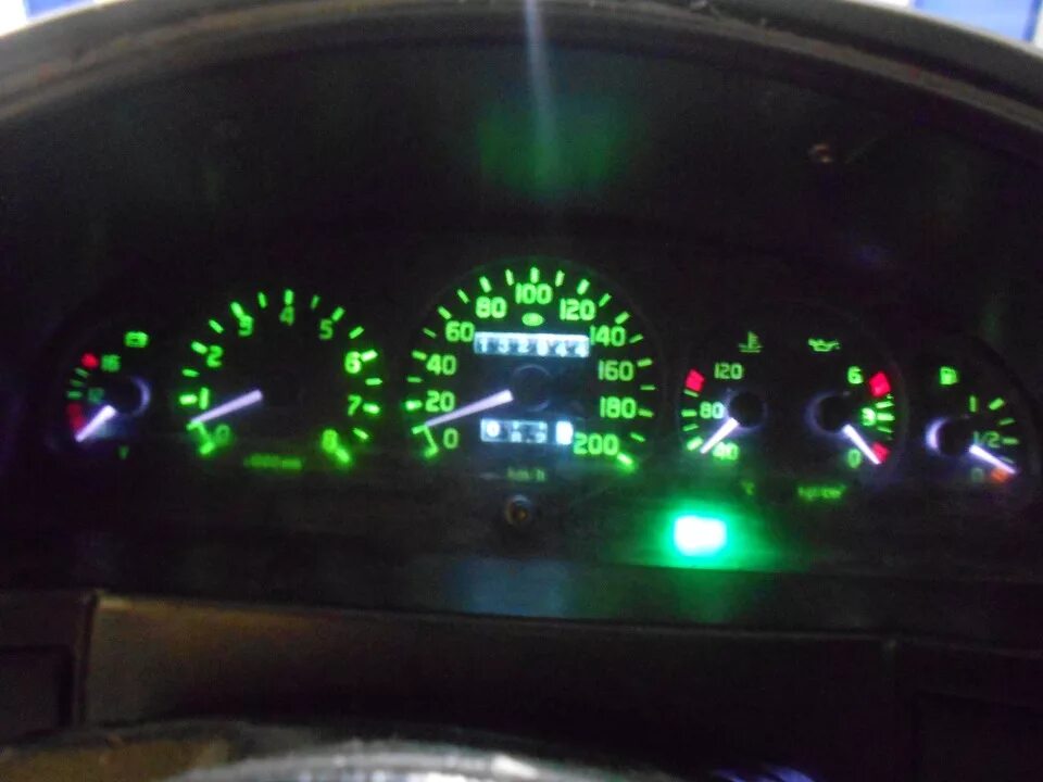 Лампы газель старого образца. Лампочка габаритов газель 3302. Приборка 3302 пересвет. Диодная лента в панель приборов газель бизнес. Лампы газель старого образца.