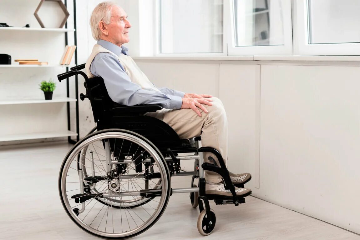 Каким то дряхлым инвалидом. Челик в инвальдной коляске. Дед на инвалидной коляске. Человек в инвалидной коляске. Человек в инвалидном кресле.