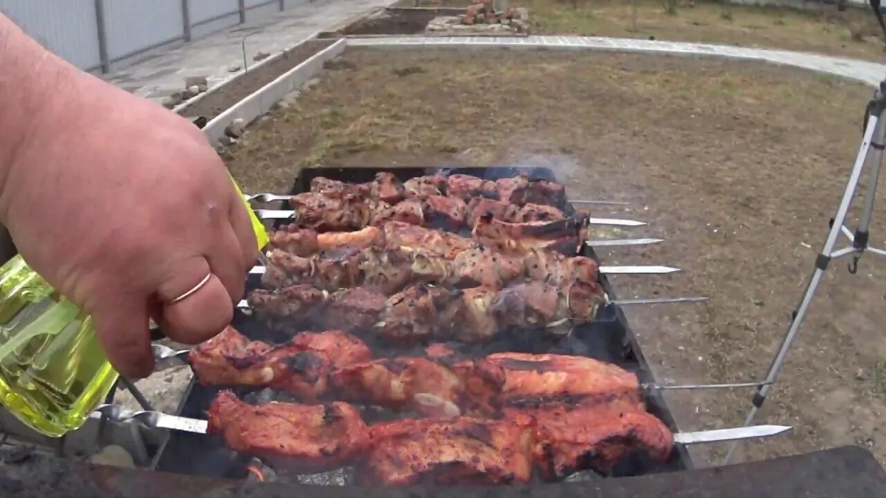 Готовим шашлык видео. Сочное мясо на мангале. замариновать свиную шею на шашлык рецепт.