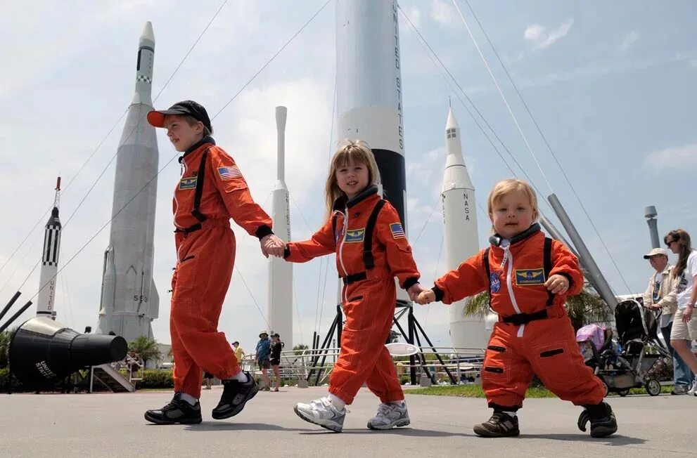 День космонавтики фото для детей. Космический туризм. Космонавтика. Космический туризм космические туристы. Туристический полет в космос.