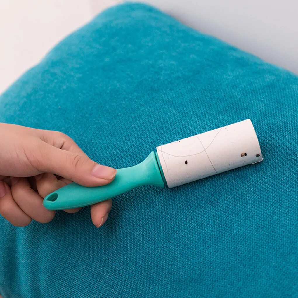 Валик убирать шерсть. Кошачья шерсть на мебели. Снимать шерсть. Чем убирать шерсть на собаке. Штука чтобы убирать шерсть с одежды.